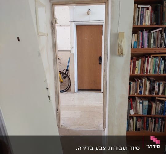 דלת עץ, קיר צבוע, כלי עבודה על הרצפה